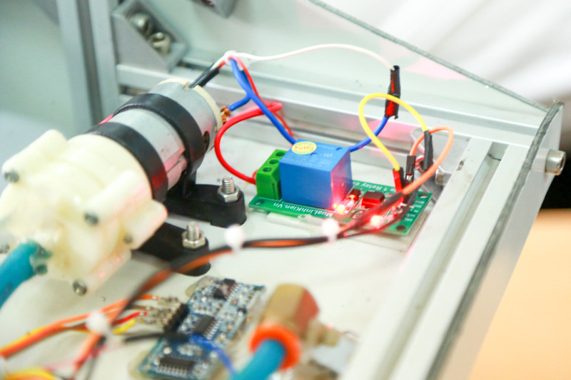 Khi mắt hồng ngoại nhận được vật thể (tay đưa vào) sẽ truyền tín hiệu tới mạch điều khiển máy bơm phun sương.