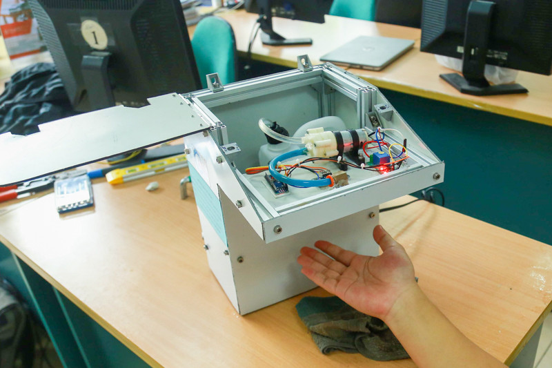 Khi đưa tay vào phần mắt hồng ngoài sẽ quét được phần ngón tay, bởi vậy việc để đầu phun bên ngoài sẽ giúp dung dịch phun vào phần lòng bàn tay.