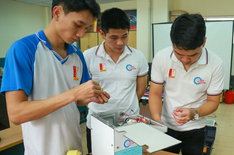 Mặc dù nhóm chế tạo mới chỉ là sinh viên năm thứ 2, tất cả các khâu thiết kế, tính toán kết cấu, nguyên vật liệu... đều rất khó khăn, tuy nhiên được sự hỗ trợ từ giảng viên nhóm đã thành công chế tạo ra chiếc máy rửa tay tự động này.