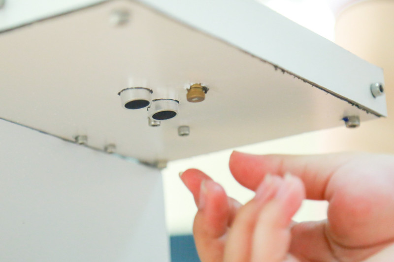 Phần đầu phun sương dung dịch sát khuẩn được lắp tại mặt dưới cùng các mắt hồng ngoại. Đầu phun sương được đặt ở phía ngoài so với mắt hồng ngoại.