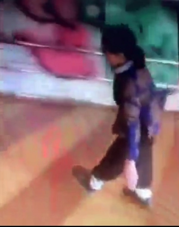 Video: Cu ba U60 truot patin 'muot nhu mua duong quyen'-Hinh-3