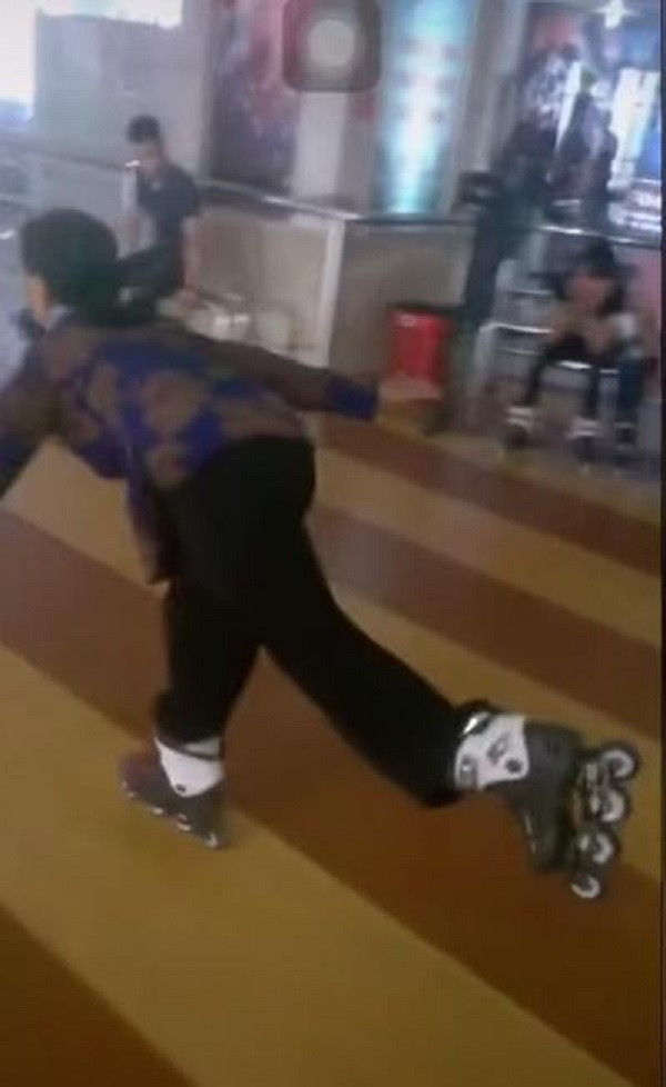 Video: Cu ba U60 truot patin 'muot nhu mua duong quyen'-Hinh-2