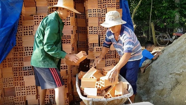 Bên cạnh đó, Sang cũng nói rõ việc không nhận quảng cáo trong video. Tuy có thêm được khá nhiều tiền nhưng anh không muốn làm phiền người xem vì họ đã xem ủng hộ, xem video cũng như xem các quảng cáo trên YouTube.