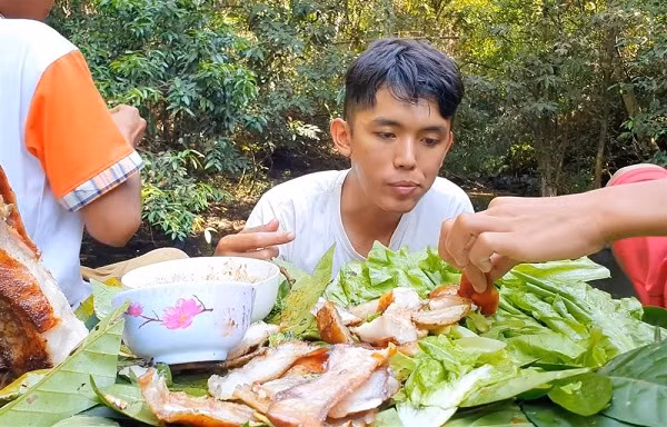 Sự mộc mạc, giản dị từ nội dung, cách nói chuyện cho đến từng cảnh quay như khiến người xem được trở về tuổi thơ. Chính vì nổi tiếng và được yêu thích đến vậy mà mọi thông tin Sang Vlog chia sẻ đều thu hút sự chú ý của cộng đồng mạng.