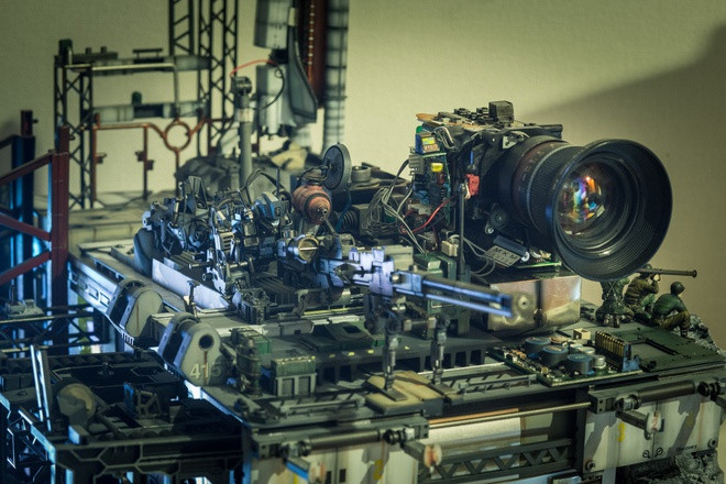 Căn cứ này có nhà xưởng bên trong, mô hình binh lính, sỹ quan được đặt ở nhiều góc.