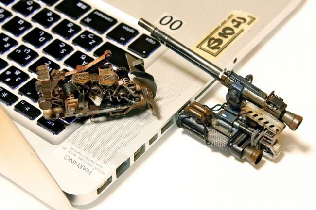 Hiroto cũng biến những mẫu USB thông thường thành các khẩu súng máy hoặc xe quân sự.