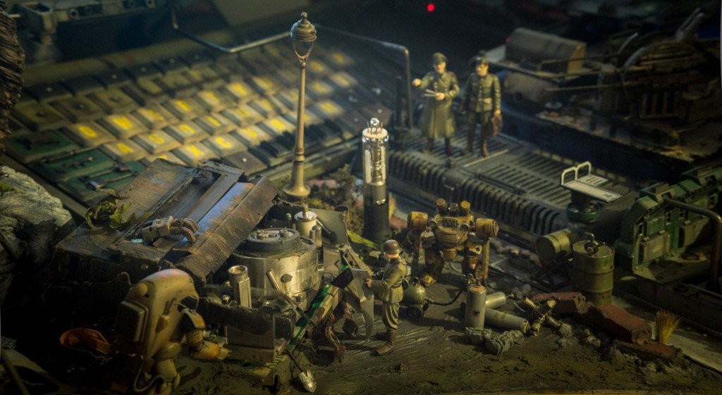 Nhà thiết kế kiêm blogger, cũng là một game thủ người Nhật Bản Hiroto đã tạo ra một dàn PC có một không hai trên thế giới. Đó không chỉ là một màn hình máy tính và cây máy tính thông thường mà đây giống như một căn cứ quân sự thu nhỏ với tua tủa các chi tiết phức tạp.