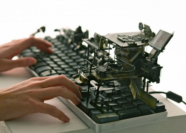 Bàn phím của máy khá khó sử dụng vì có gắn thêm "giàn giáo".