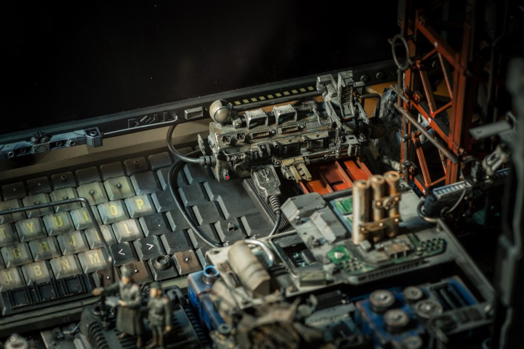 Khác hẳn với các dàn PC được "độ" hiện có, "căn cứ" của Hiroto không màu mè sặc sỡ với đèn LED mà nó ngổn ngang các tiểu tiết đầy phức tạp.