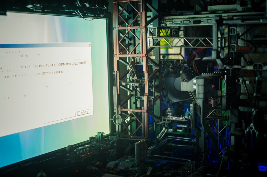 Được biết, anh chàng game thủ này rất đam mê khí tài quân sự nên đã biến chiếc máy tính để bàn của mình thành một tác phẩm độc đáo như thế này.