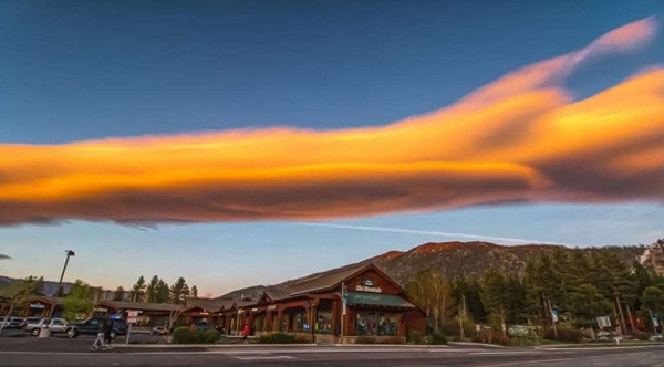 Mây thấu kính hình thành khi không khí ẩm di chuyển lên đỉnh núi, tiến vào vùng không khí lạnh hơn trên cao.