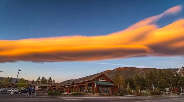 Mây thấu kính hình thành khi không khí ẩm di chuyển lên đỉnh núi, tiến vào vùng không khí lạnh hơn trên cao.