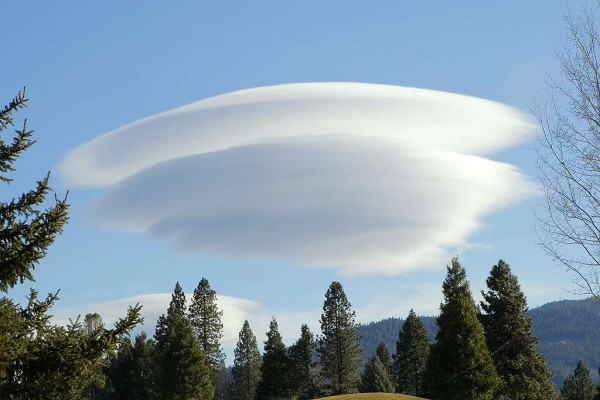 Núi Shasta ở California - ngọn núi lửa dạng tầng có khả năng hoạt động cao hơn 4000 m, là nơi thường xuyên ghi nhận được những đám mây dạng thấu kính hình thành.