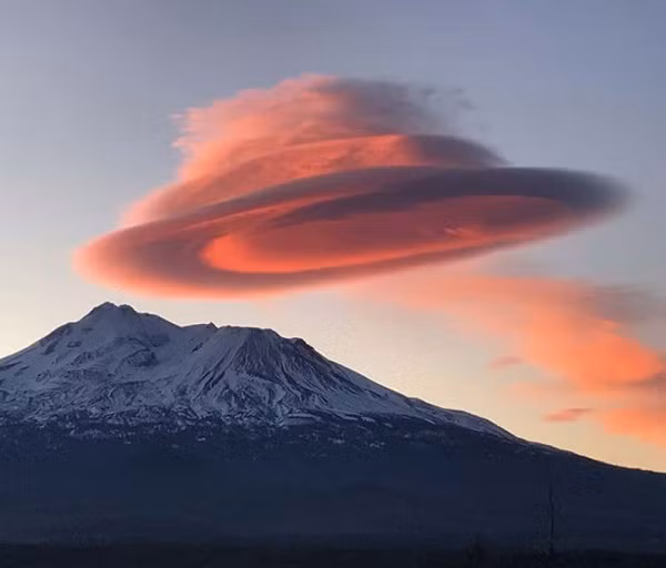 Hiện tượng độc đáo thu hút nhiều người chiêm ngưỡng. Một số tài khoản chụp lại và đăng tải hình ảnh đám mây UFO trên trang cá nhân Instagram.