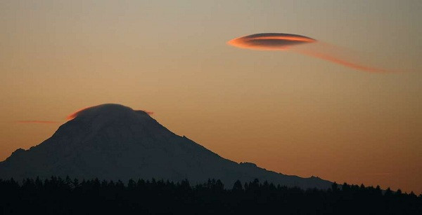 Khi nhiệt độ hạ xuống đủ thấp, khối khí có thể ngưng tụ và tạo thành mây, có màu sắc bắt mắt như vàng, cam, đỏ, có khi là màu trắng.