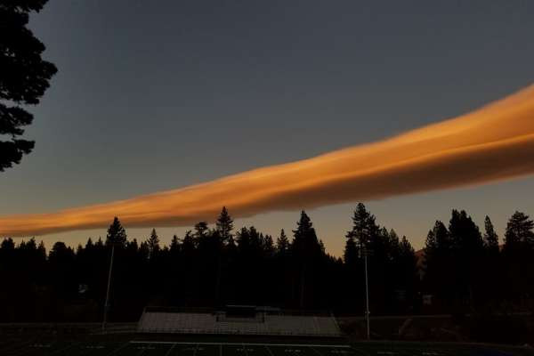 Dù trông như bất động, thực chất hơi nước bên trong đám mây liên tục ngưng tụ và tan đi.