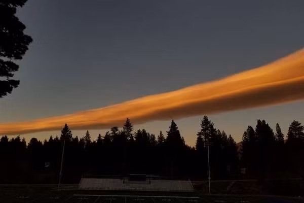 Dù trông như bất động, thực chất hơi nước bên trong đám mây liên tục ngưng tụ và tan đi.