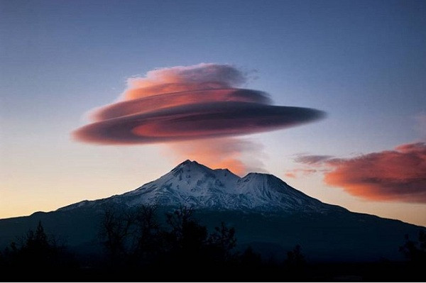 Được biết, đây được gọi là hiện tượng mây thấu kính, đón những tia nắng màu vàng cam đầu tiên, thậm chí trước khi mặt đất được chiếu sáng.