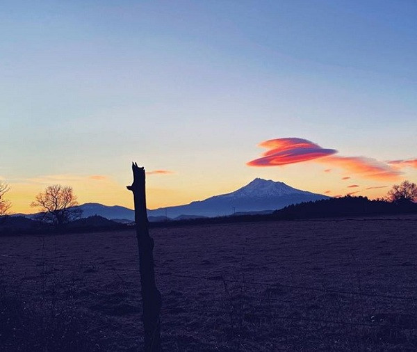 Với hình dạng độc đáo, lại không chuyển động theo gió như mây bình thường mà chỉ đứng yên kỳ lạ, khiến đám mây này bị nhầm lẫn với đĩa bay.