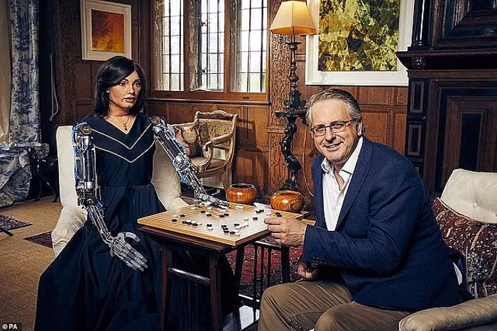 Với những gì Ai-da đang làm được, viễn cảnh một thế giới tương lai với Robot và trí tuệ nhân tạo trợ giúp con người dường như đã ở rất gần phía trước.