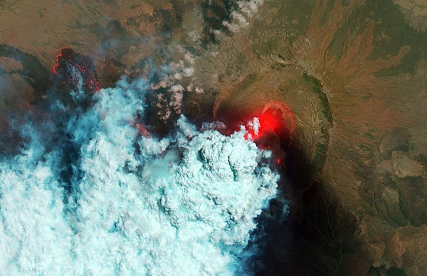 Một trong những lợi ích của việc nhìn và chụp núi lửa từ không gian là các nhà khoa học có thể sử dụng tất cả các loại thiết bị để đo lường tác động của chúng. Điều đó có thể được nhìn thấy trong bức ảnh chụp núi lửa Nabro ở châu Phi, chỉ cần thấy khu vực đỏ chói kia là đủ hiểu nó kinh khủng tới cỡ nào.