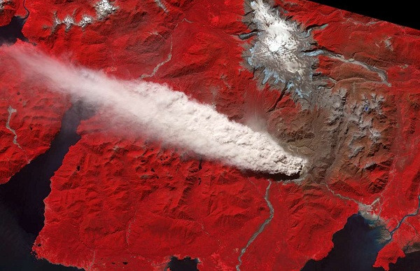 Nằm ở Chile, núi lửa Chaitén phun trào lần đầu tiên kể từ năm 1640 sau đó bắt đầu phun dung nham và tro vào năm 2008. Điều này gây ô nhiễm nguồn cung cấp nước, biến các thị trấn lân cận cũng như bầu khí quyển ngập trong tro bụi, ảnh hưởng ở khu vực Chile, Argentina và một phần Đại Tây Dương.