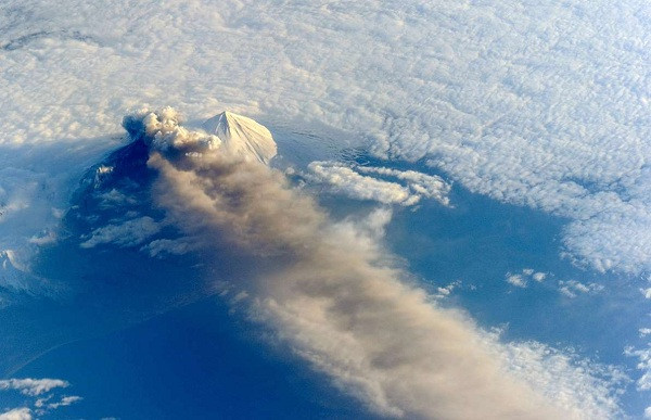 Khi Pavlof bắt đầu phun trào vào ngày 13/5/2013, núi lửa này phun dung nham và tro bụi trải dài hơn 6 km (3,7 dặm) vào khí quyển. May mắn thay, phi hành đoàn trên Trạm vũ trụ quốc tế đã ghi lại được vẻ đẹp tuyệt vời của sự kiện địa chất này.
