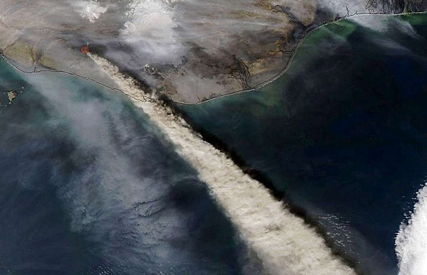 Năm 2010, núi lửa Eyjafjallajokull phun trào. Đám mây tro bụi phủ kín châu Âu, làm gián đoạn việc di chuyển bằng đường hàng không, đặc biệt là ở Anh - nơi các chuyến bay phải hoãn đến 5 ngày.