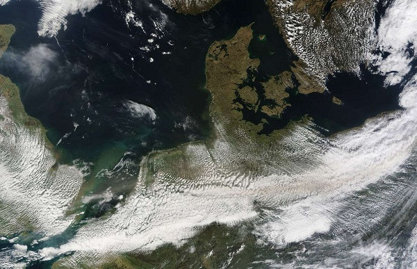 Hình ảnh được chụp bởi Vệ tinh Terra của NASA cho thấy tro bụi gây ra bởi Eyjafjallajokull lan rộng khắp châu Âu, bao trùm bởi màu trắng xóa.