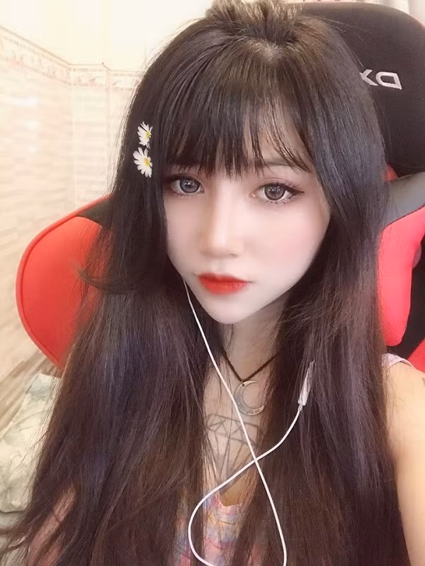 Layla Nguyễn được đông đảo cộng đồng game thủ chú ý bởi sở hữu vẻ đẹp lai đầy cuốn hút khi mang hai dòng máu Việt - Trung.