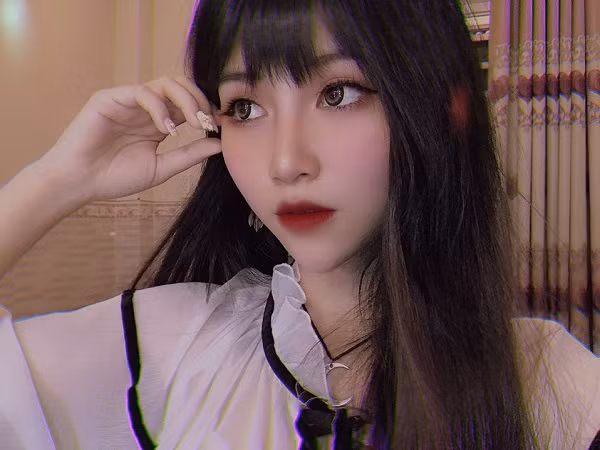 Layla Nguyễn tên thật là Nguyễn Ngọc Nhân. Cô nàng sinh năm 2000 này hiện sinh sống tại Thành phố Hồ Chí Minh và là một nữ streamer tài năng của nhà V Gaming.