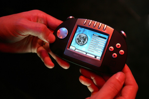 Máy chơi game này được tích hợp công nghệ khiến game thủ loá mắt: màn hình 2.8 inch độ phân giải 320 x 4240 pixel, hệ thống định vị GPS, GPRS, bộ vi xử lý ARM9 400MHz, chip đồ hoạ Nvidia GeForce 4500 3D… Mặc dù có một danh sách game khá hấp dẫn, người chơi vẫn chê Gizmondo thật xa xỉ.