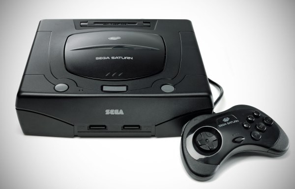 Được ví như là một phiên bản nâng cấp của Genesis khi từ đồ họa 16-bit chuyển sang 32-bit. Sega Saturn đã gây được sự phấn khích cho giới game thủ vào thời điểm 20 năm trước. Tuy nhiên, giá bán của Sega Saturn hoàn toàn bất hợp lý đối với game thủ vào thời điểm đó - 400 USD để có trong tay bộ máy chơi game Sega Saturn. Đây thực sự là một con số đáng suy nghĩ dù cho bạn có giàu đi chăng nữa.