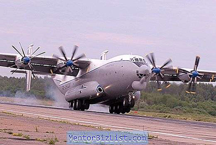 Tuy có kích cỡ rất lớn nhưng An-22 chỉ chở được thêm 28 hành khách (không tính đội bay 5-8 người) ở thân trước được điều áp. Còn phần khoang chở hàng không được điều áp.