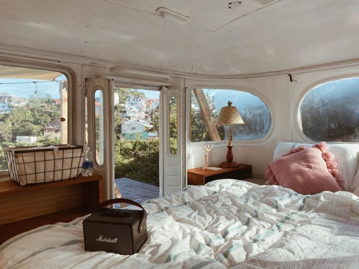 Nhà vệ sinh là khu vực thực hiện tốn ᴛʜời gian và ᴄông sức nhất vì có nhiều chi tiết phức tạp. Bồn cầu được nối trực tiếp với bể phốt ở bên dưới. Hiện chiếc xe được đặt ngay trong khuôn viên khu du lịch anh Lam đang kinh doαɴʜ để tiện trông coi, bảo quản. Kể từ khi “ngôi nhà đặc biệt” hoàn thiện, những chuyến về Đà Lạt của anh trở nên thuận lợi, yên tâm hơn.