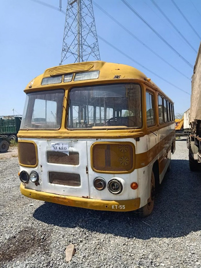 Chiếc xe bus quen thuộc của những năm 80-90 thế kỷ trước tuy vẫn còn chạy được nhưng đã quá cũ kỹ. Trần Lam đã mua lại với giá khoảng 100 triệu đồng và tiến hành cải tạo trong 3 tháng.