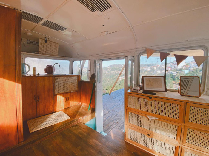 Bên trong có đủ nội thất cơ bản như một căn hộ nhỏ thông thường với giường, tủ, bếp, khu vực nhà vệ sinh. Mọi nội thất đều do anh Lam tự tay lựa chọn.