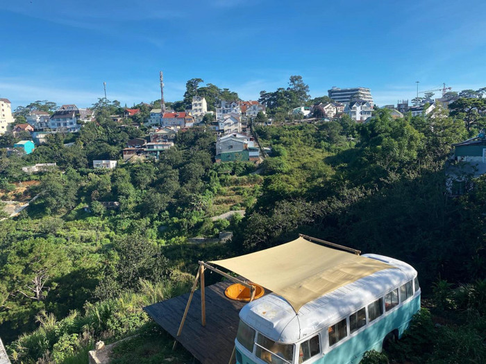 Mặc dù không có chuyên môn về cơ khí, thiết kế nhưng anh tự lên ý tưởng rồi cùng nhân viên trong khu du lịch của mình trực tiếp thực hiện từng khâu.