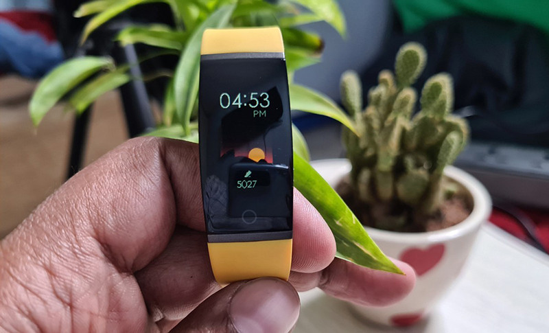 Màn hình của Realme band cũng lớn Miband 4, Realme band thiết kế với màn hình 0.96 inch, còn Miband 4 là 0.95 inch.