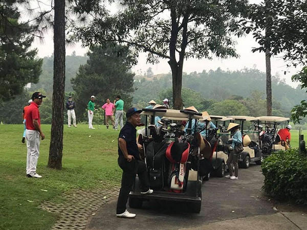Người chơi chờ đợi tại một hố golf sân Tam Đảo.