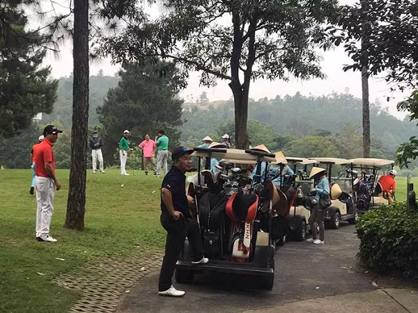 Người chơi chờ đợi tại một hố golf sân Tam Đảo.
