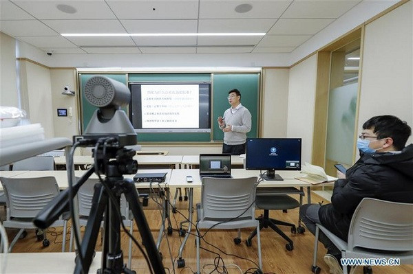 Tại Trung Quốc thời điểm Covid-19 bùng phát, các giảng viên, hàng triệu sinh viên và học sinh Trung Quốc cũng tham gia phương pháp giảng dạy trực tuyến. Các phần mềm giảng dạy như Classin hay hệ thống giảng dạy trực tuyến của trường được tận dụng triệt để.