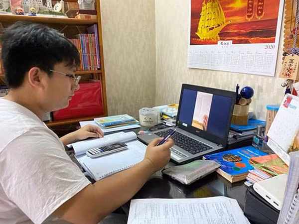 Sử dụng các ứng dụng như Zalo, Facebook,... và một số công cụ hỗ trợ như máy quay phim, điện thoại, máy tính, thầy cô giáo kiểm soát việc học tập của học sinh tại nhà.