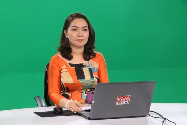 Ngoài các lớp học qua sóng truyền hình được triển khai tại nhiều tỉnh, một số trường hợp và giáo viên vẫn duy trì việc dạy và học online, dù ban đầu gặp không ít bỡ ngỡ.