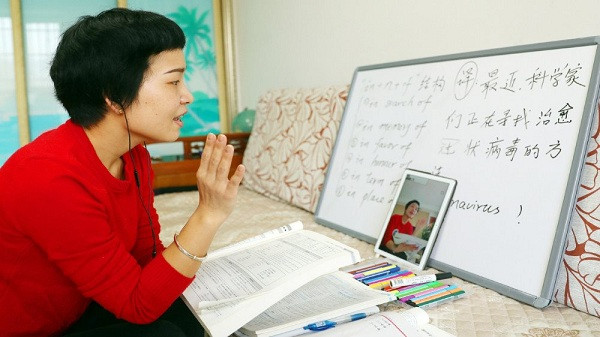 Các hình thức có thể là livestream, quay video giảng bài gửi cho học sinh, các em cũng chủ động chụp hình gửi trả bài để thầy cô chấm bài, gửi ngay điểm vào trong nhóm chat.