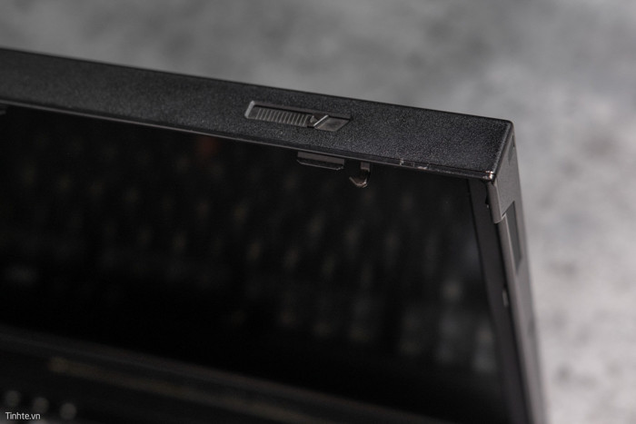 Ultrabook mang đến một sự đổi mới mạnh mẽ về thiết kế laptop, những chiếc máy trở nên mỏng và nhẹ hơn thành ra việc trang bị một thiết kế ngàm khóa trên nắp màn hình sẽ không thể giúp chiếc máy mỏng đi được. Hẳn nhiều người sẽ nhớ cảm giác thích thú khi nhấn nút nhả màn hình khi sử dụng những chiếc máy xưa, nó có gì đó rất chuyên nghiệp, cơ khí và là một thói quen.