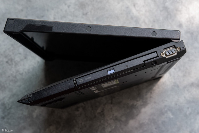 Thứ tiếp theo mình thấy không còn trên laptop ngày nay nữa là cổng VGA (trừ VAIO). VGA (Video Graphics Array) là chuẩn ra mắt từ năm 1986 và cực kỳ phổ biến bởi được dùng trên hầu hết các thiết bị có màn hình từ màn hình CRT đến TV màn hình phẳng, máy chiếu … vào cuối những năm 90 đầu 2000. Cũng giống như xu hướng mỏng nhẹ của laptop và sự cải tiến về công nghệ của các cổng trình xuất đời mới như HDMI và DisplayPort, VGA và DVI đều quá to và dĩ nhiên không thể so bì về cấu hình trình xuất.