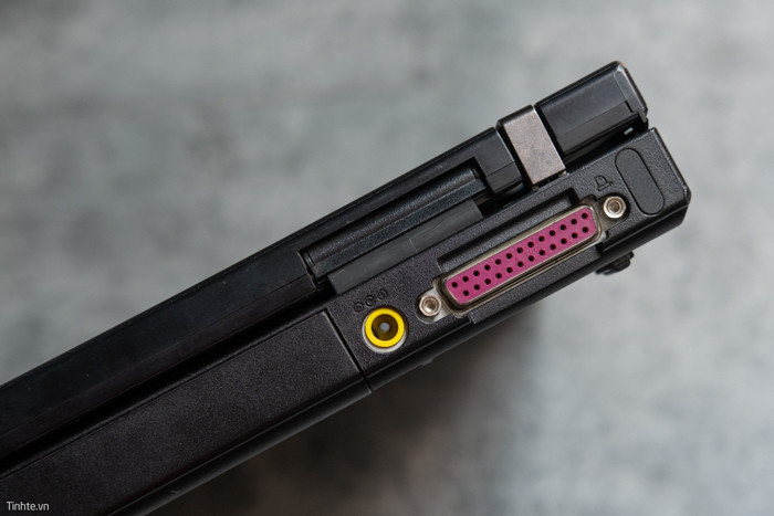 Tương tự với những cổng cỡ lớn như Parallel - cổng này được thiết kế bởi Centronics và IBM và nó được xem là tiền thân của USB bởi chức năng tương tự: kết nối các thiết bị ngoại vi thời kỳ đầu như ổ đĩa quang gắn ngoài, ổ đĩa mềm gắn ngoài, modem hay thậm chí là gamepad, joystick.