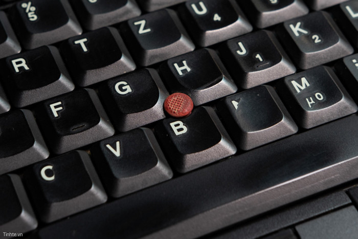 Trackpoint màu đỏ của dòng Thinkpad đã từng là tiêu chuẩn phải có trên những chiếc laptop doanh nhân. Nay thì vẫn chỉ còn Thinkpad giữ lại như một nét hoài cổ.