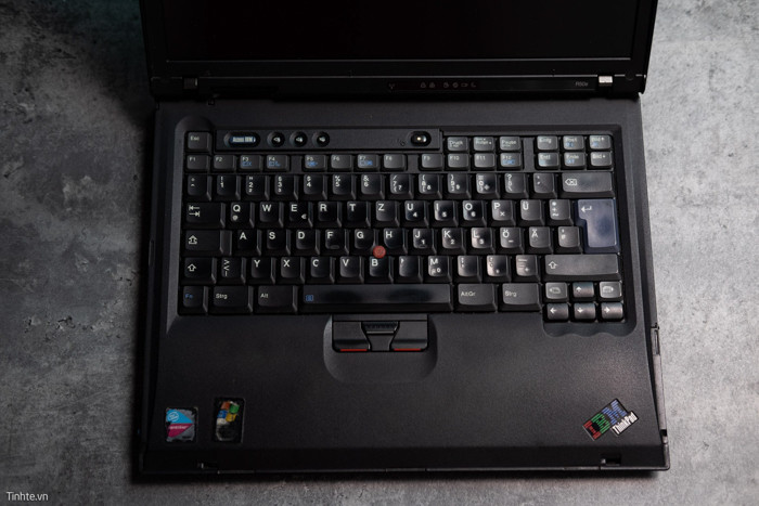 Các phím trên bàn phím laptop kiểu cũ không tách biệt bởi phần khung, giữa các phím vẫn có một khoảng trống và keycap thì to hơn với phần rìa keycap thường được vát xuôi xuống. Chính thiết kế này khiến chúng ta có thể lướt nhanh giữa các phím hơn. Dù vậy thiết kế này vẫn có nhược điểm mà mình nghĩ lớn nhất là khả năng lọt bụi, vụn thức ăn vào bàn phím từ đó ảnh hưởng đến tuổi thọ của phím. Bàn phím dạng này cũng đã kết thúc hành trình kể từ khi bàn phím Chiclet ra đời.